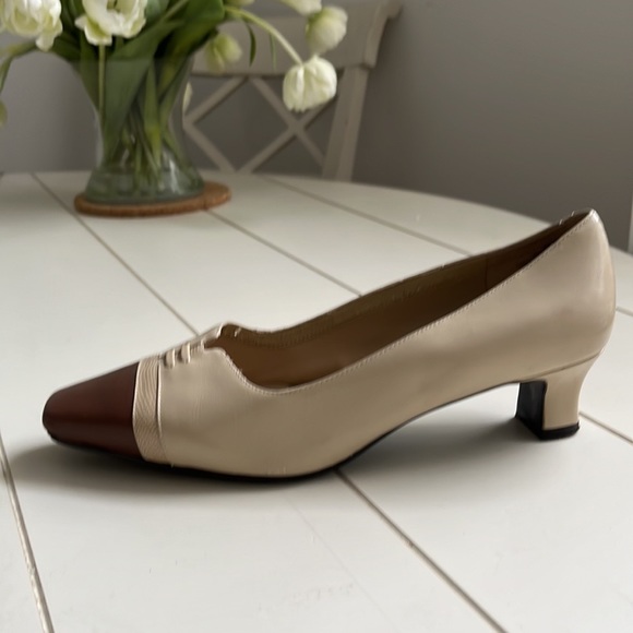 **3 for $30** Easy Spirit tan/cream low heeled smart shoe, 8W - Picture 3 of 7